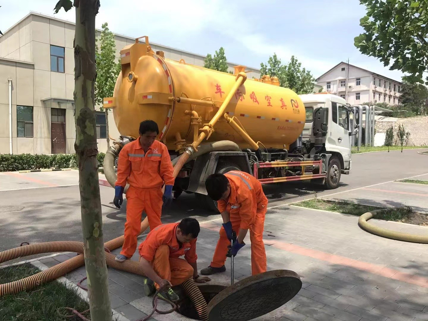 高明管道疏通车停在窨井附近